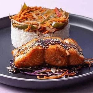 Oferta de Salmón Teriyaki con arroz por $4499 en Sushi Pop