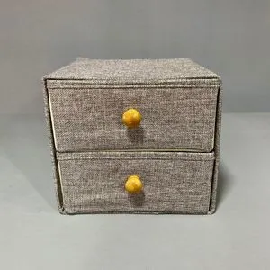 Oferta de Wooden Caja Plegable Con 2 Cajones Forrada En Lino por $6282 en La Tranquera Muebles
