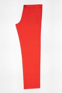 Oferta de Pantalón de gabardina sport rojo por $2999 en Macowens